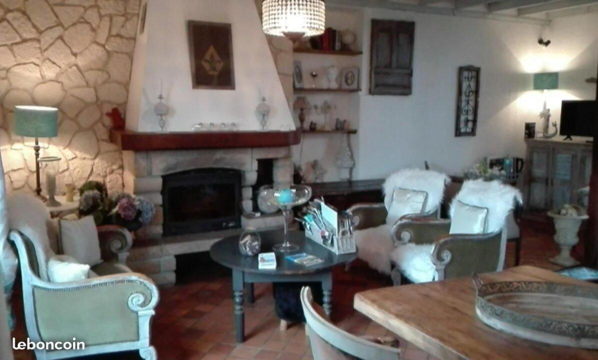 Domaine Du Mont Scolan Acomodação com café da manhã Montgardon Exterior foto